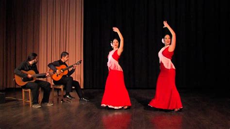 Entre Dos Aguas là bản Flamenco đầy cảm xúc với những giai điệu đầy đam mê và tiết tấu rộn ràng của Tây Ban Nha.